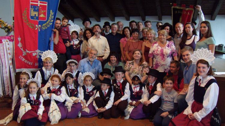 Foto di gruppo dei partecipanti al Ben de Lenva con i Sallereins e con gli amministratori locali nella Maison Gerbollier (126125 bytes)